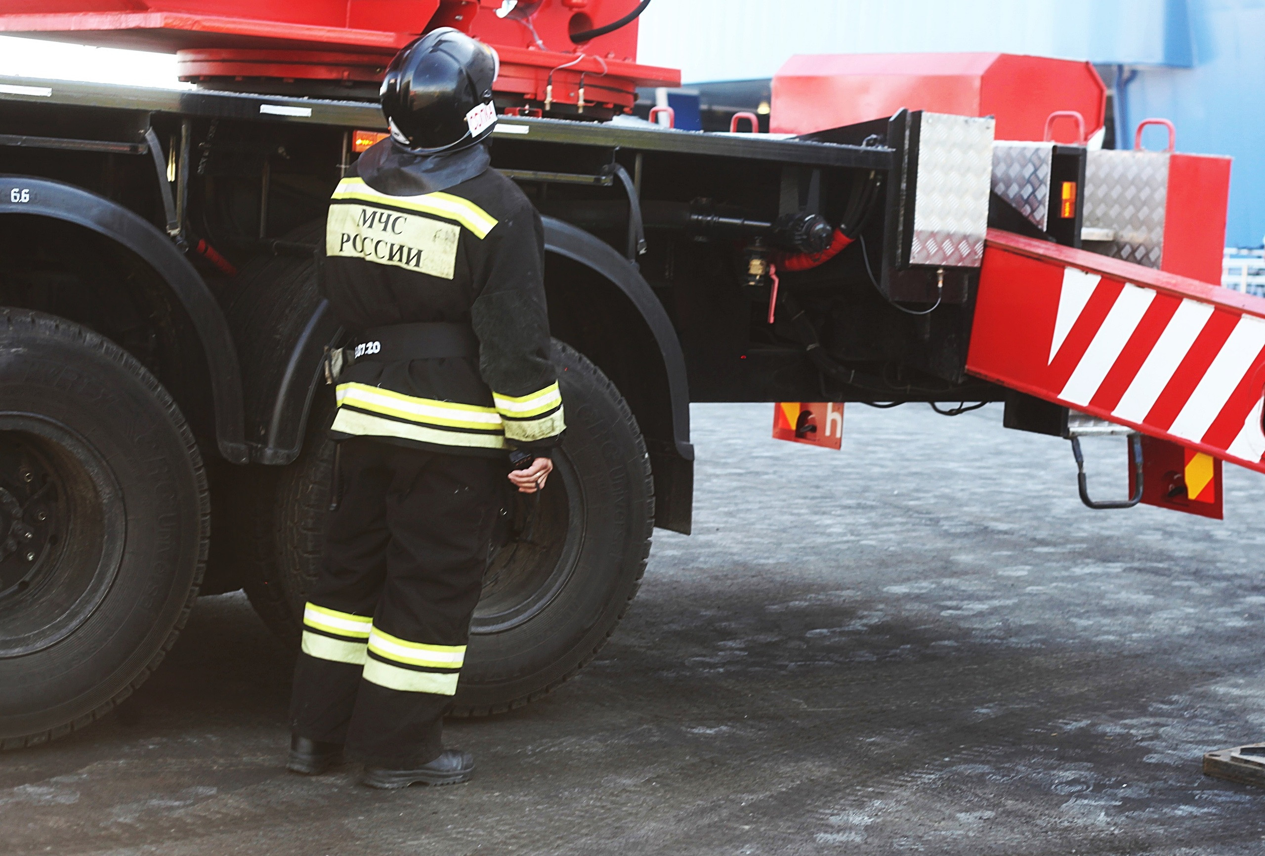 Пожарный МЧС России у пожарной машины