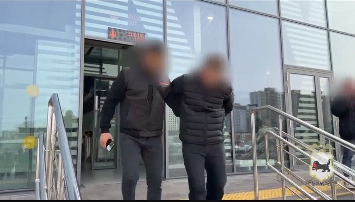 Двое мужчин выходят из здания