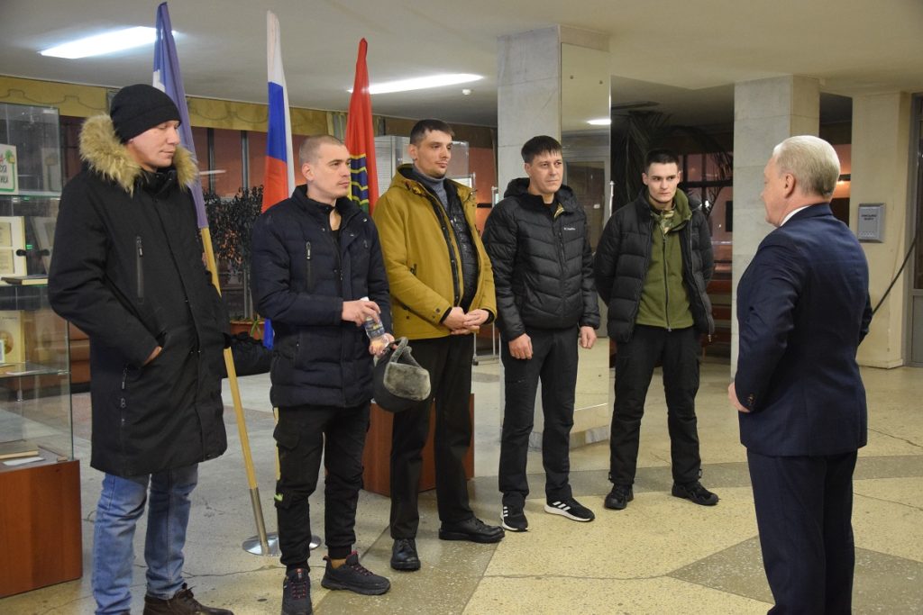 Еще одна группа добровольцев из Братска отправилась сегодня в зону СВО