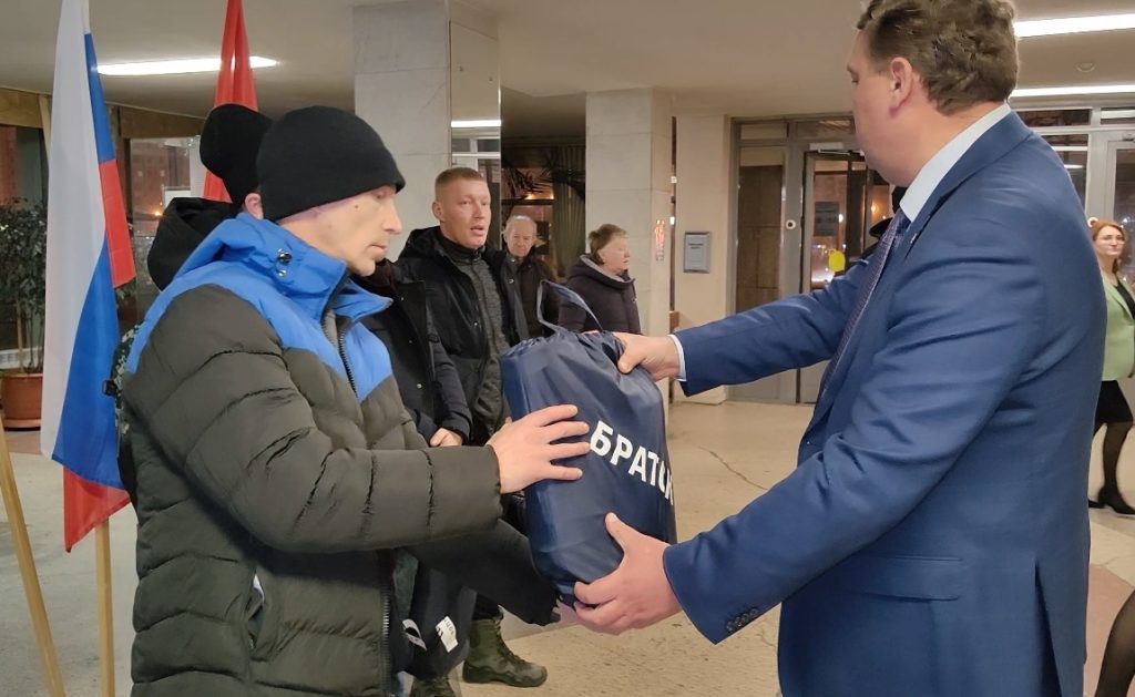 Еще одна группа добровольцев из Братска отправилась сегодня в зону СВО