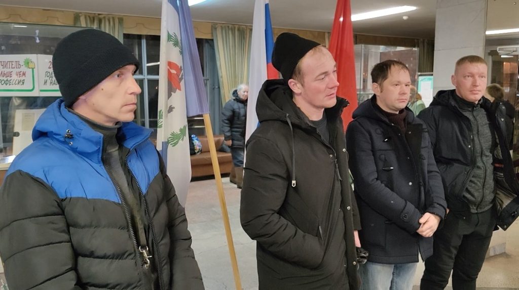 Еще одна группа добровольцев из Братска отправилась сегодня в зону СВО
