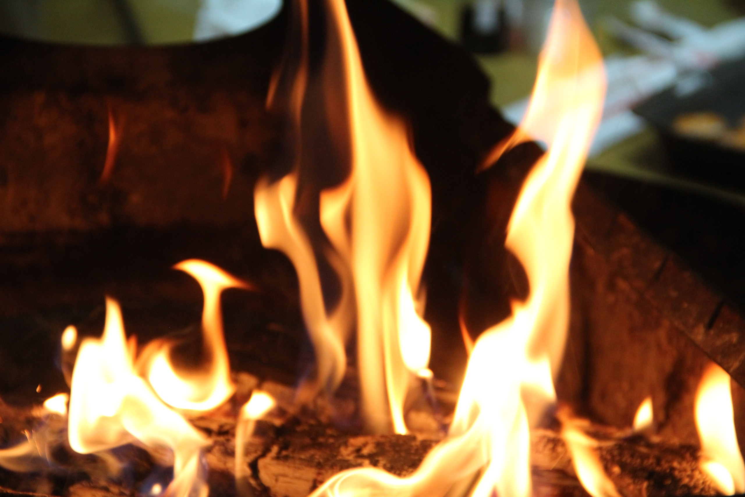 Горящий огонь с яркими языками пламени.