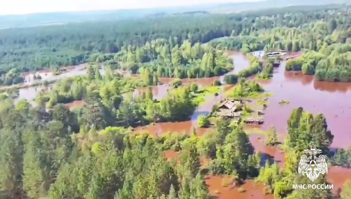 Наводнение затопило лес и дома в России