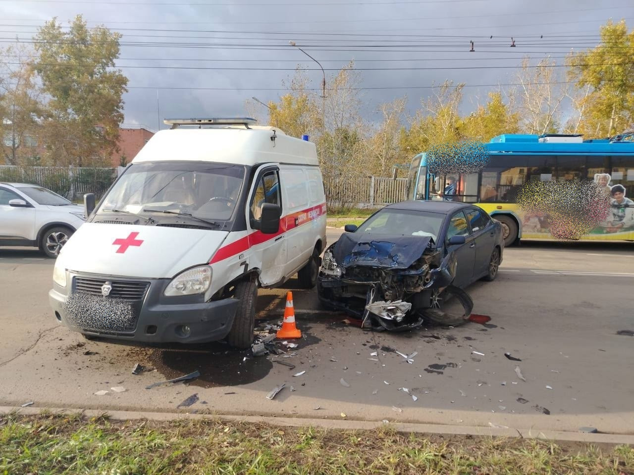 ДТП с участием скорой помощи и легкового автомобиля.