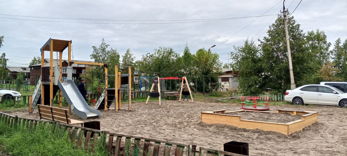 Детская игровая площадка на улице с горкой.