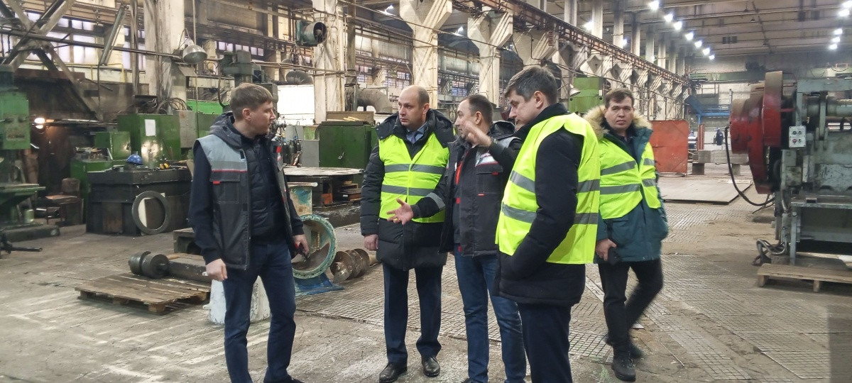 Инженеры обсуждают производство на заводе