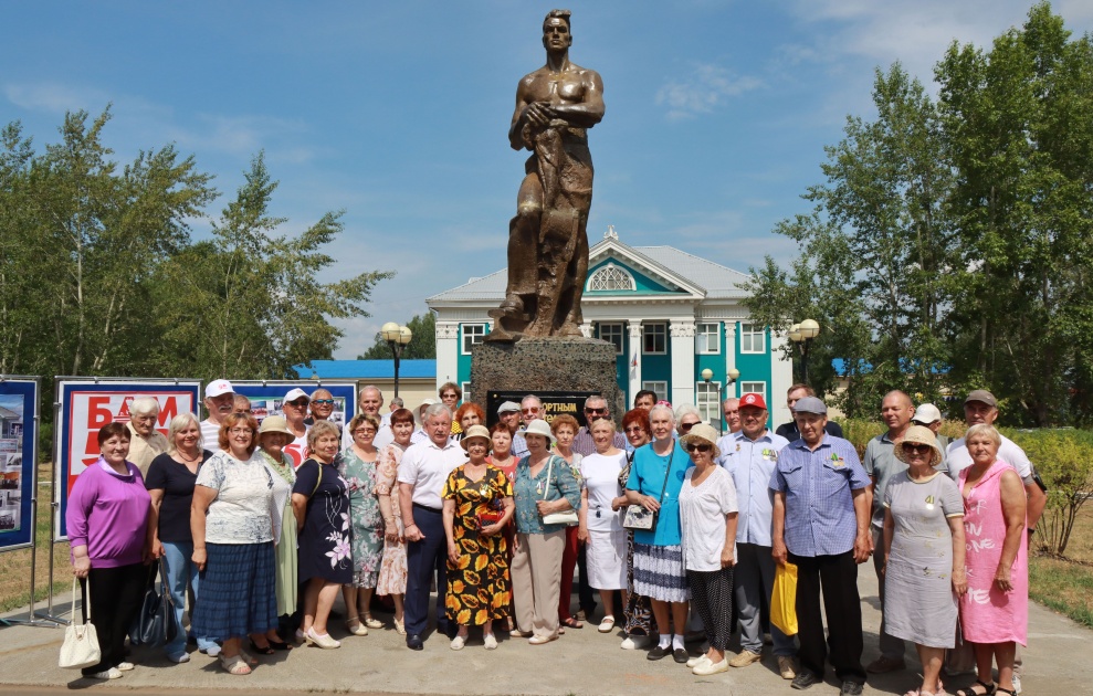 Группа людей около статуи