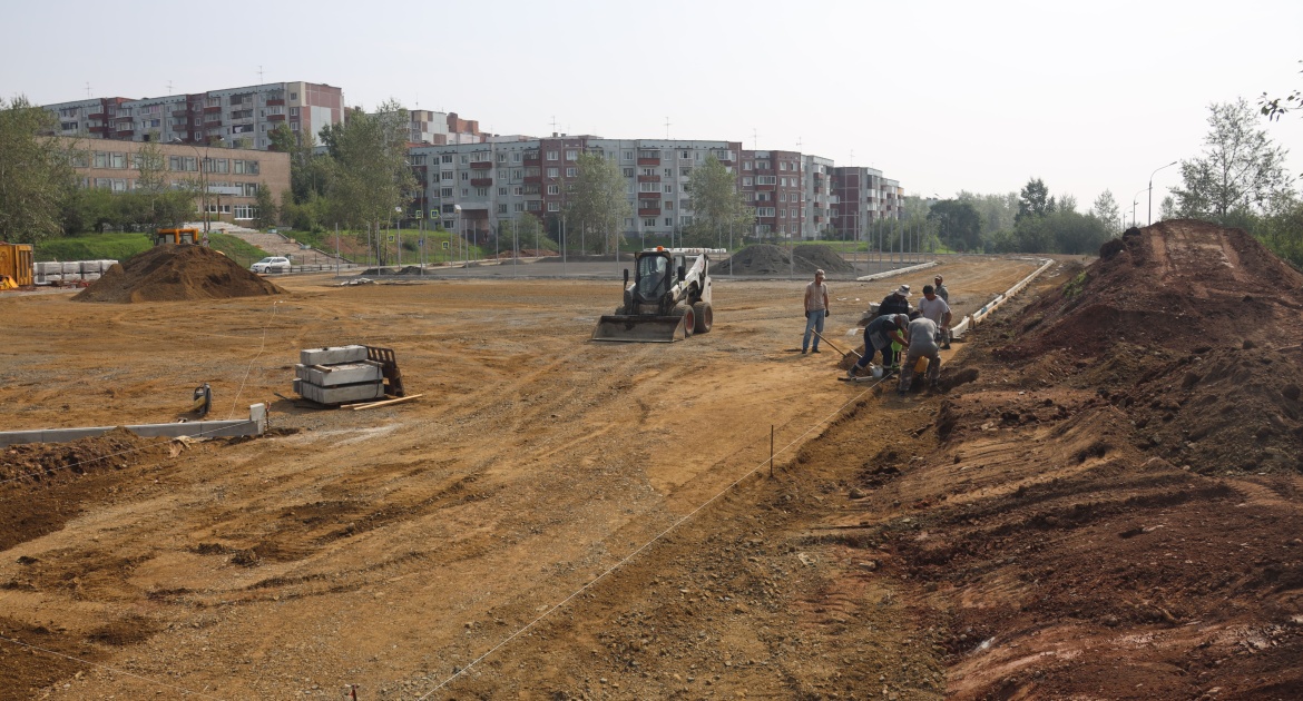 Рабочие на стройке в городском районе.