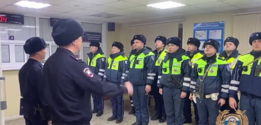 Строевая подготовка сотрудников полиции в помещении.