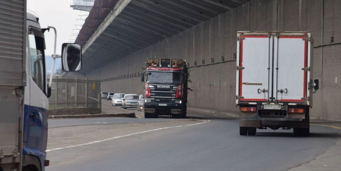 Движение грузовиков в туннеле