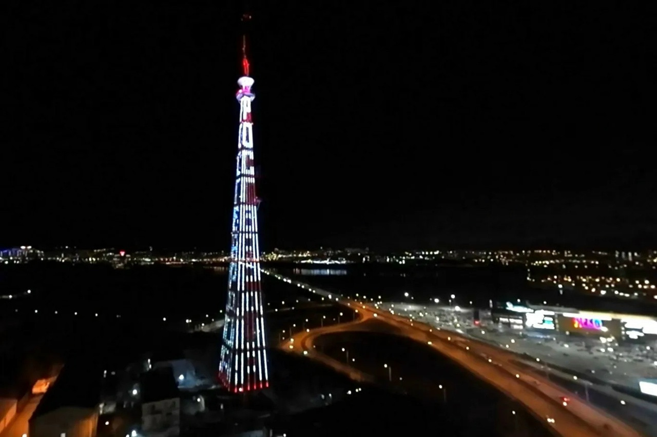 Освещенная телебашня ночью