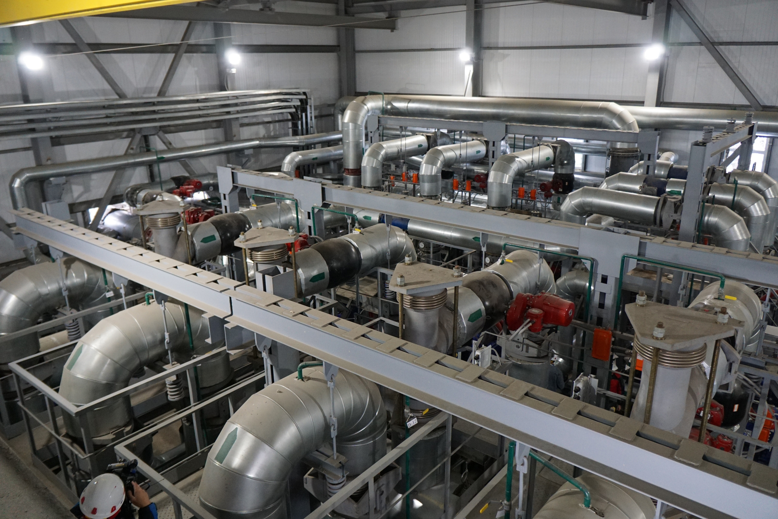 Трубы в промышленном здании с оборудованием