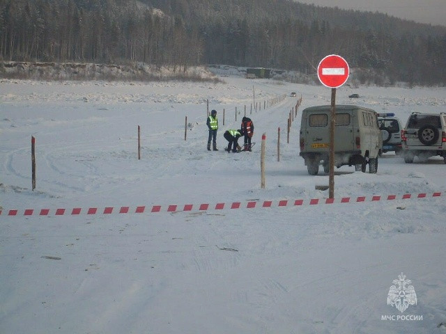 Зимняя дорога с запретительным знаком