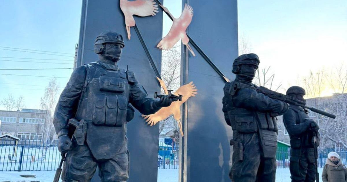 Памятник солдатам с птицами на фоне.