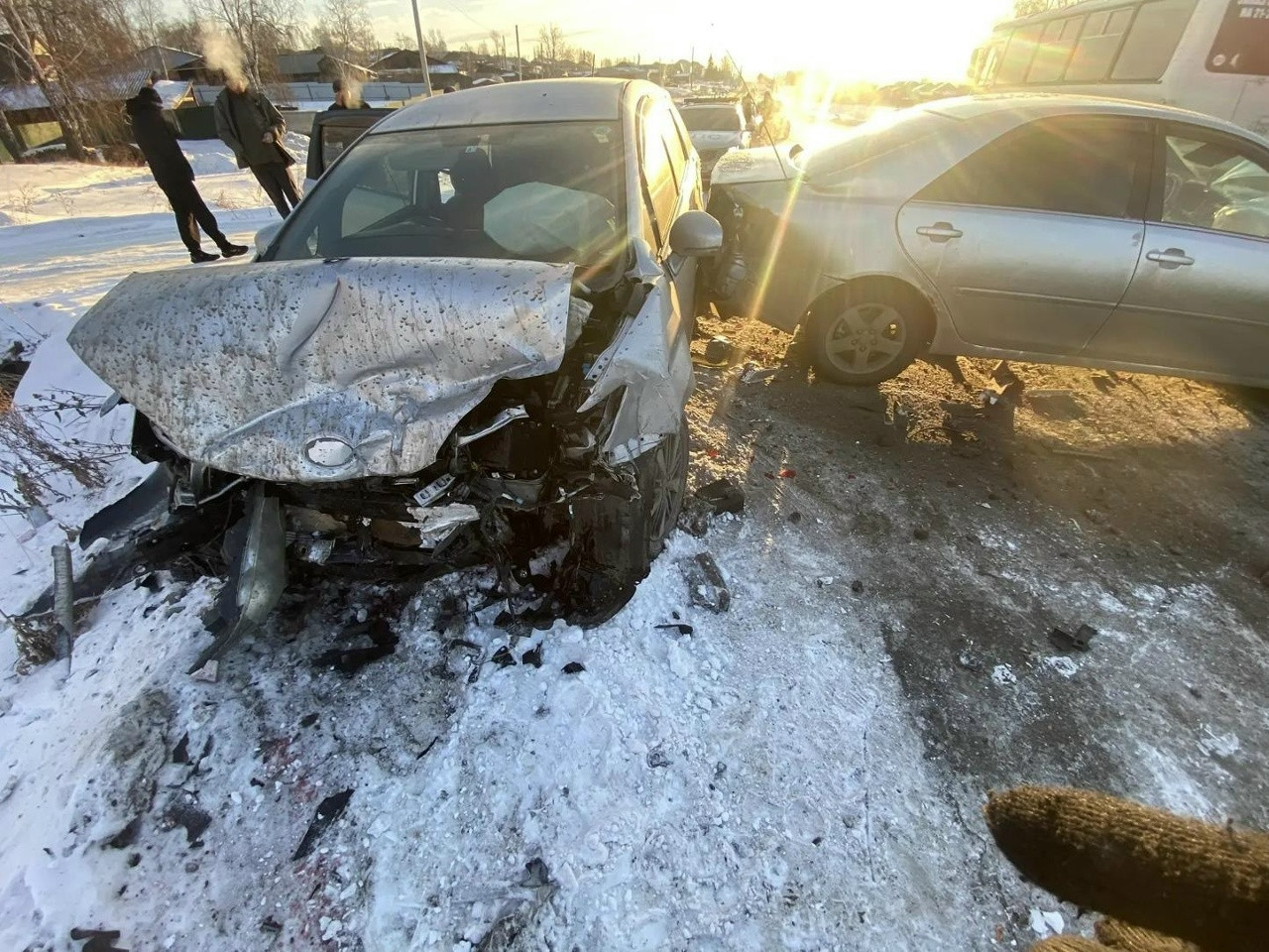 Автомобильная авария на зимней дороге