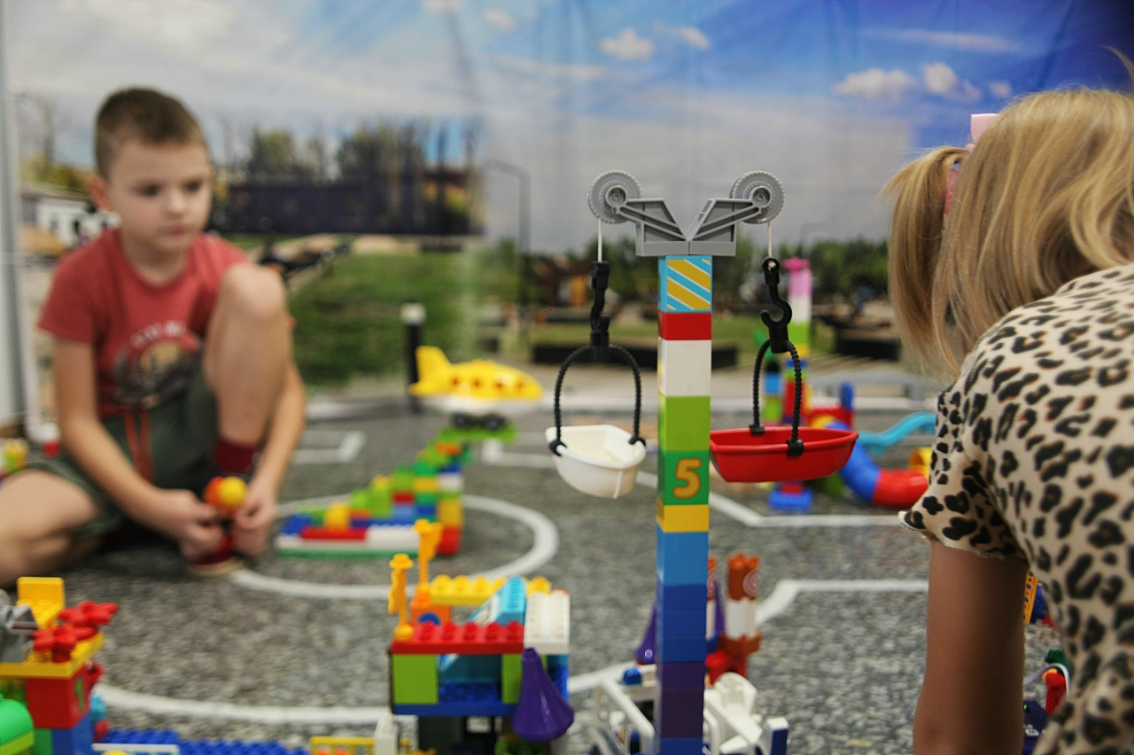 Дети играют с конструктором на полу