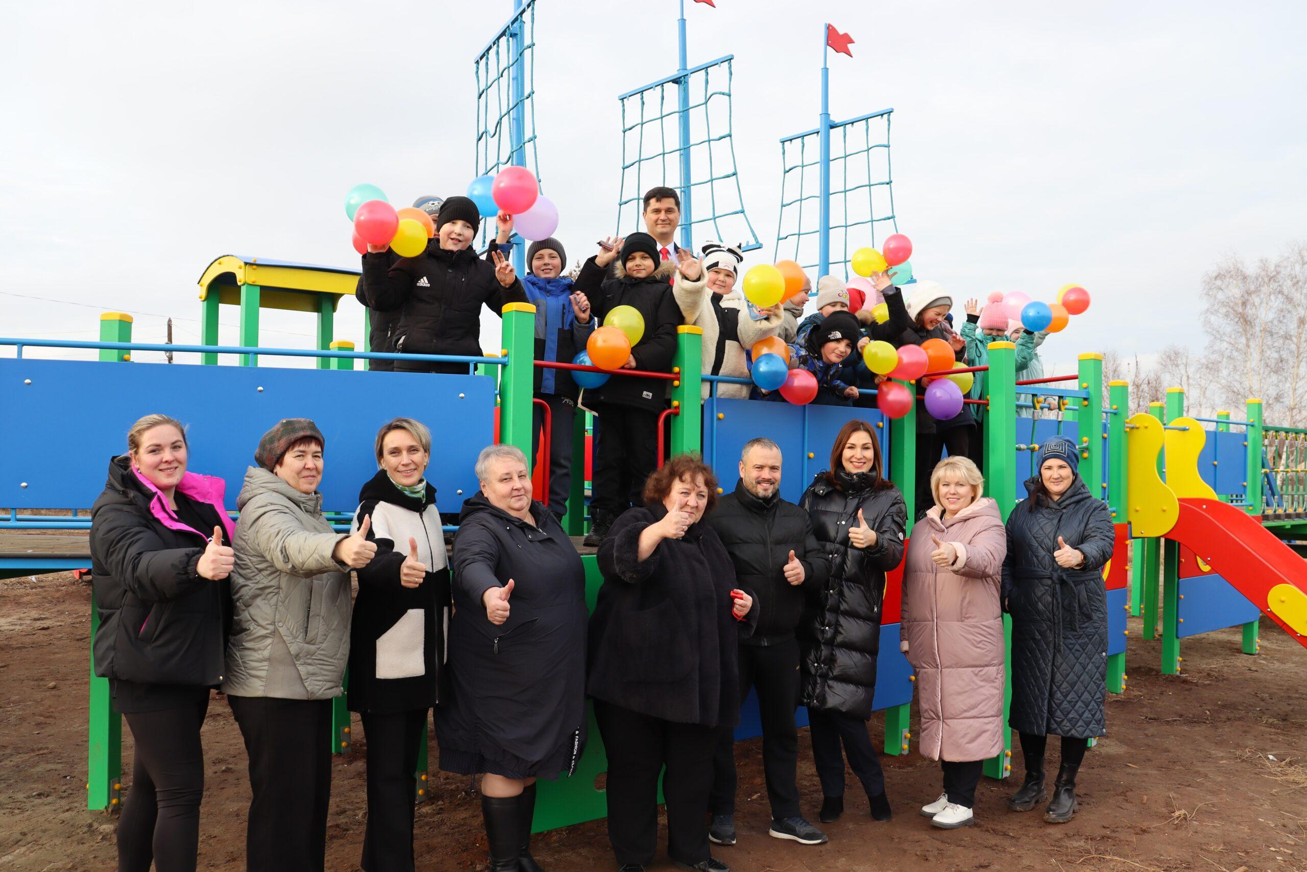 Игровой комплекс в виде большого корабля установили в селе Кузнецовка Братского района