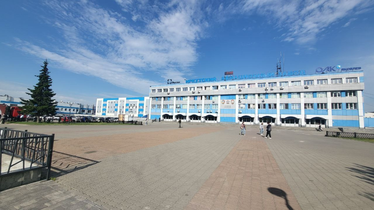 Здание авиазавода в солнечный день