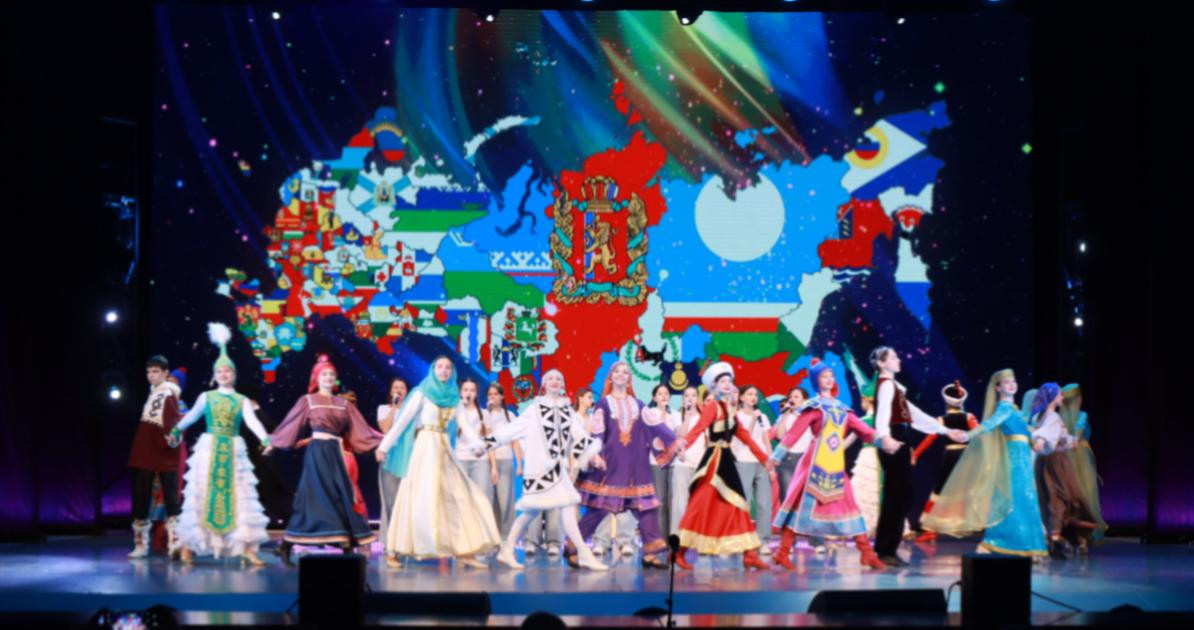 Танцевальное выступление на сцене с картой России.