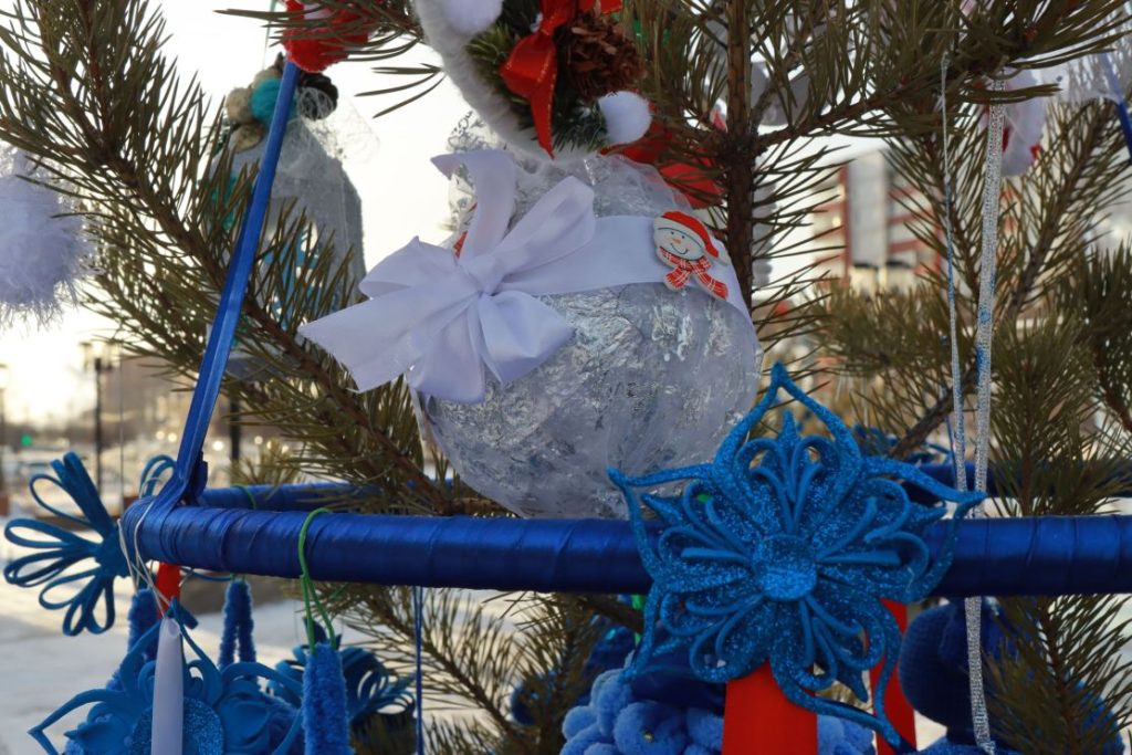В Братске выбрали лучшее новогоднее оформление елок среди детских садов