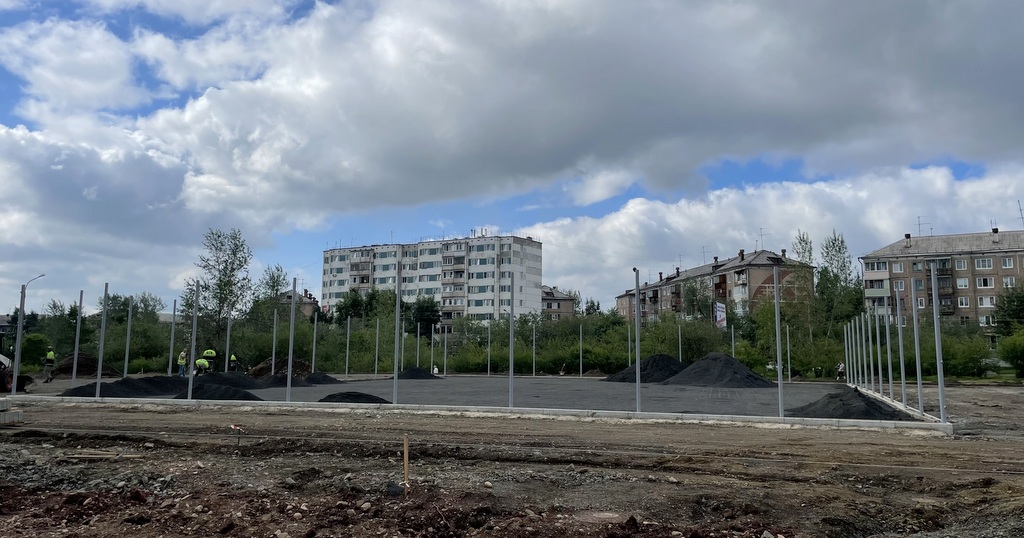 Строительство новой спортивной площадки на фоне зданий