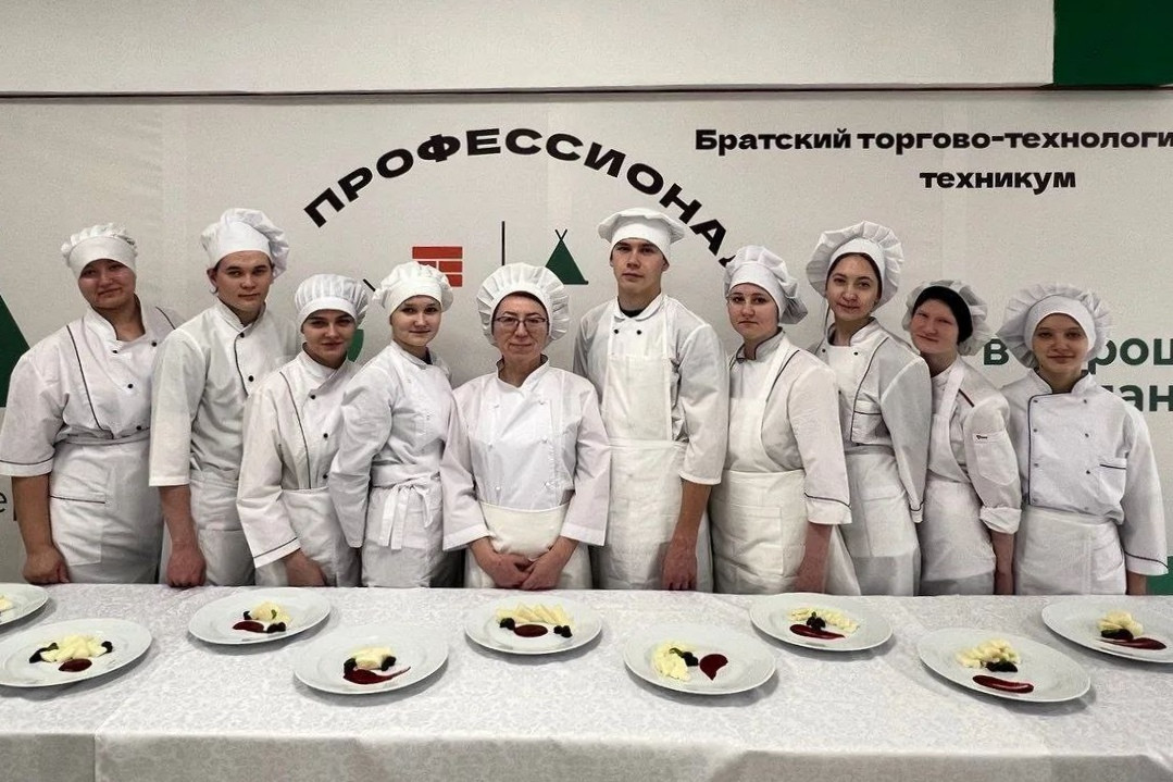 Кулинарная команда учащихся техникума на конкурсе.