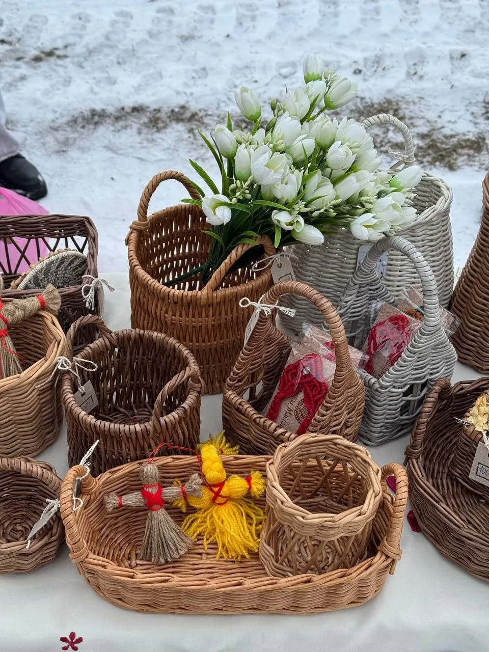 Плетёные корзины и цветы на улице зимой