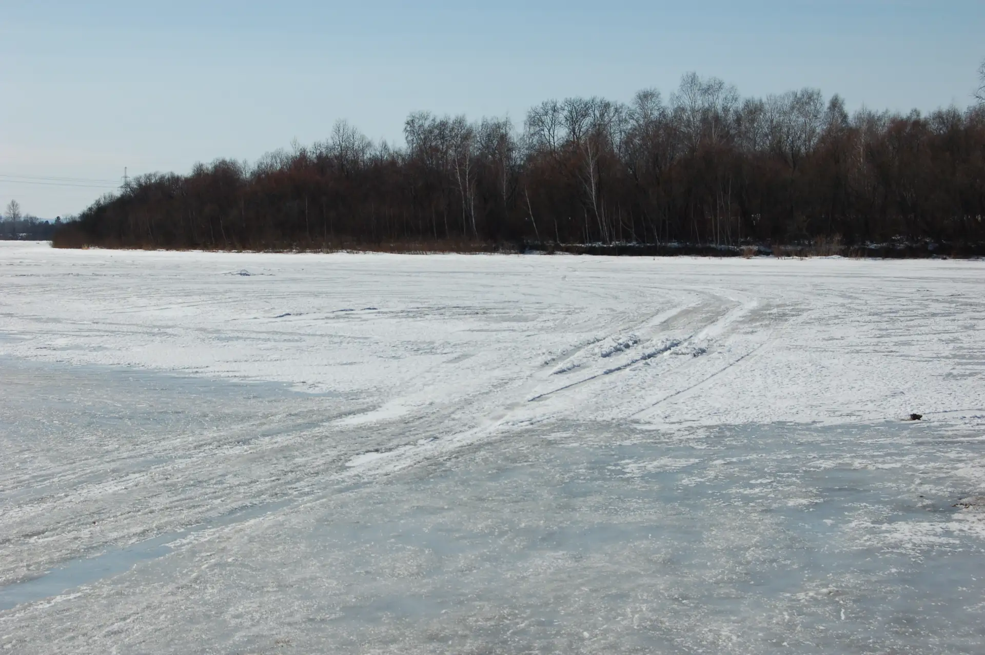Замёрзшее озеро с лесным берегом
