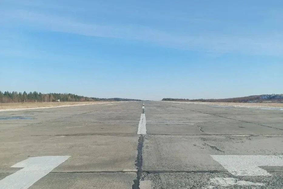 Пустая взлетно-посадочная полоса на аэродроме