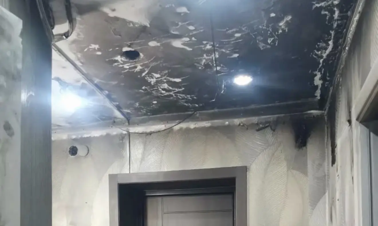 Потолок с следами пожара