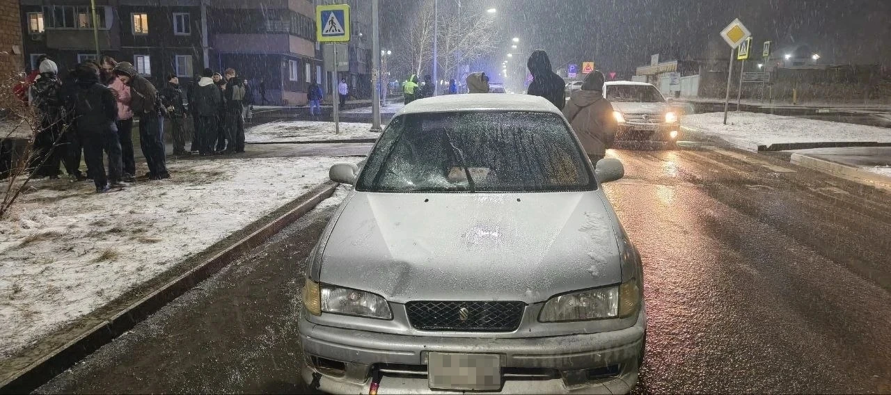 Автомобиль на зимней дороге ночью