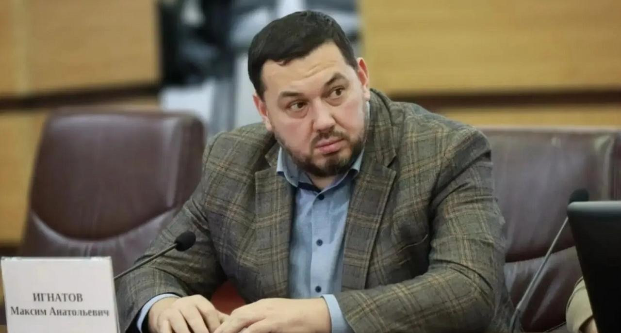 Человек на деловой встрече с табличкой