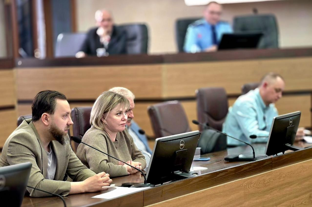 Люди на конференции в зале заседаний