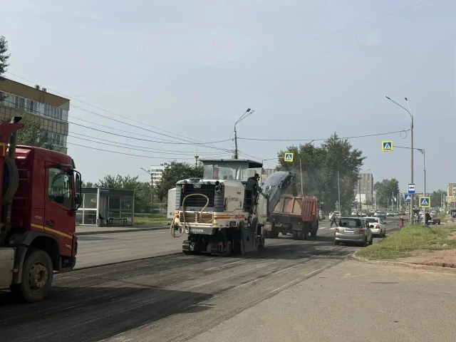 В Братске на улице Гагарина проводят фрезерование дорожного полотна