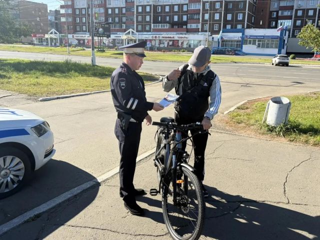 В Братске стартовали осенние рейды ГИБДД: велосипедистов и самокатчиков учат правилам безопасности