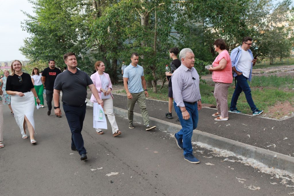 Люди идут по дорожке в парке