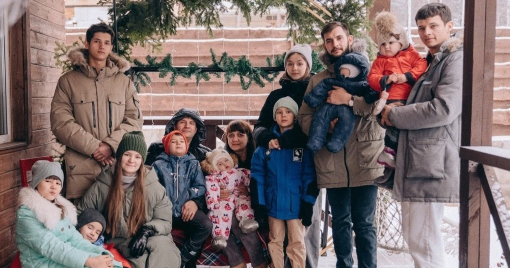 Семейное фото на веранде зимой с детьми
