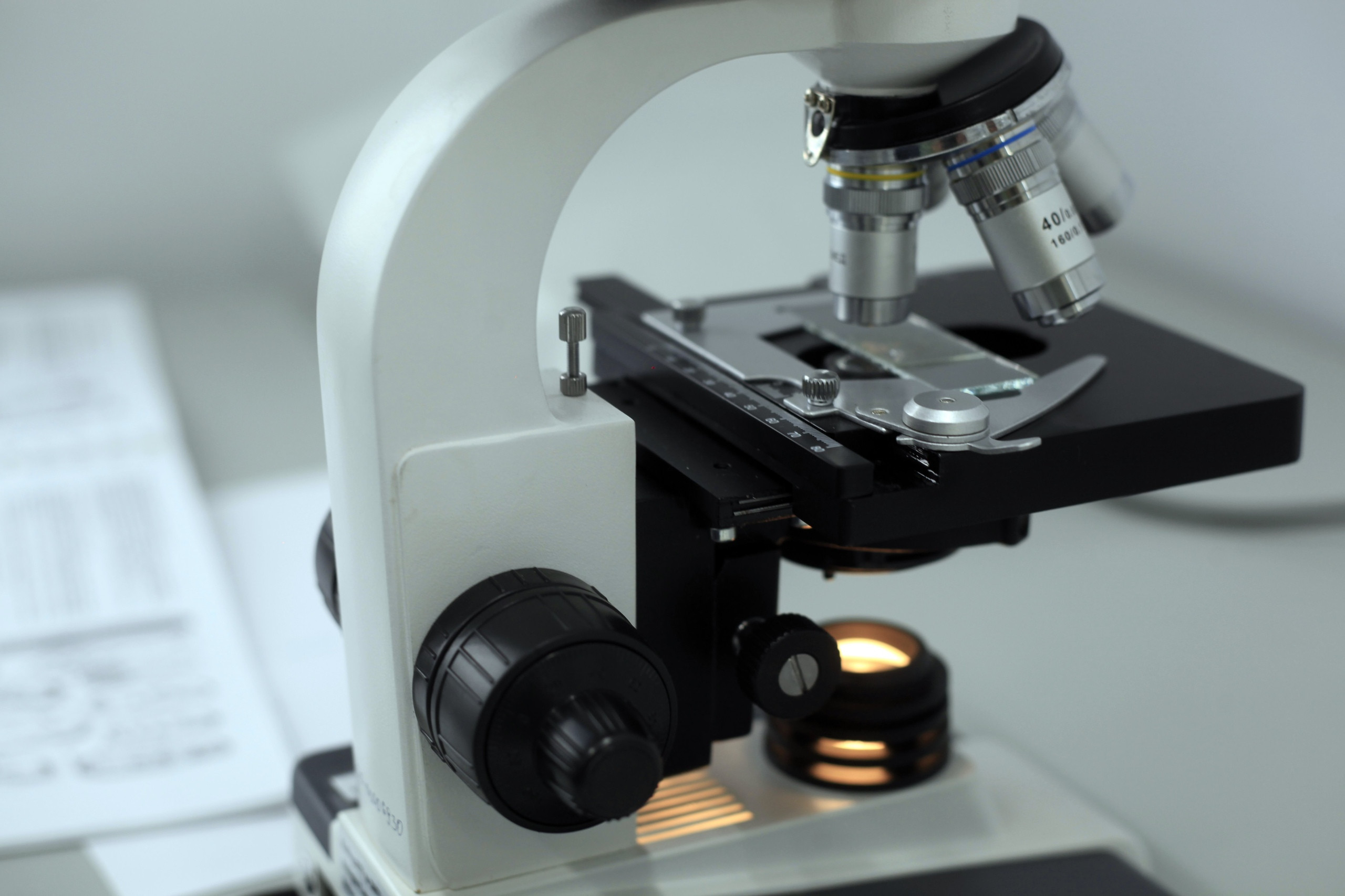 Учебный микроскоп в лаборатории на столе