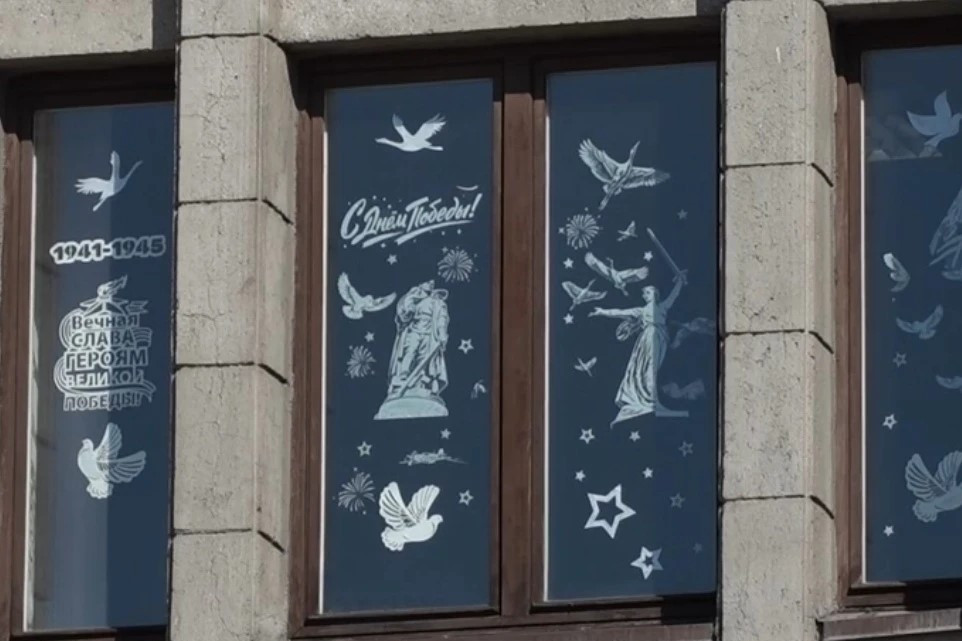 Окна с украшениями ко Дню Победы
