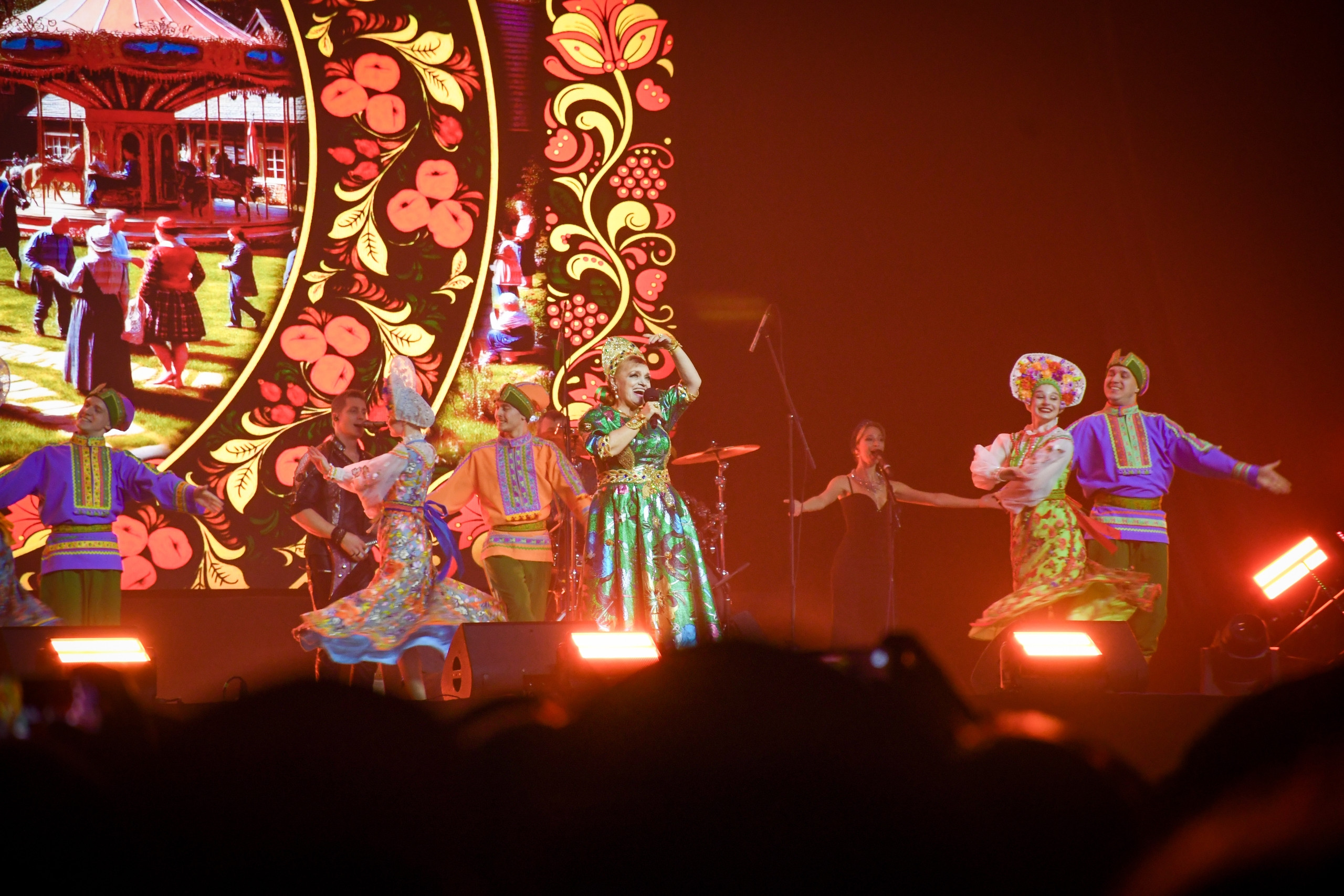 Танцевальный ансамбль на яркой сцене