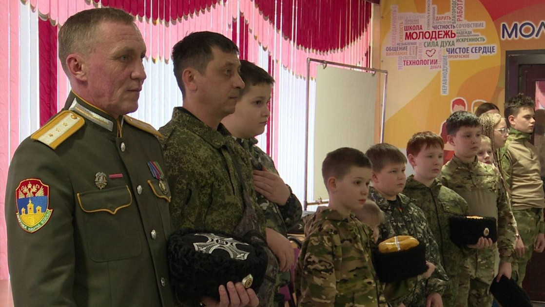 Церемония с военными и детьми в форме.