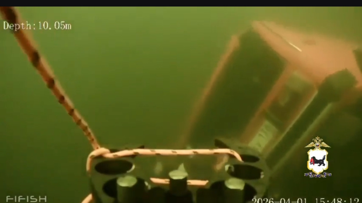 Подводная камера рядом с затонувшим объектом