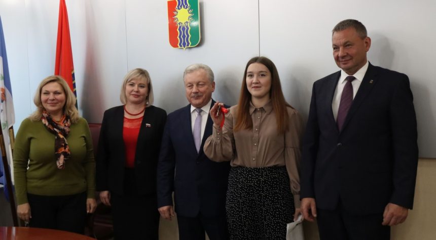 Ключи от квартир вручили педагогам учреждений образования Братска