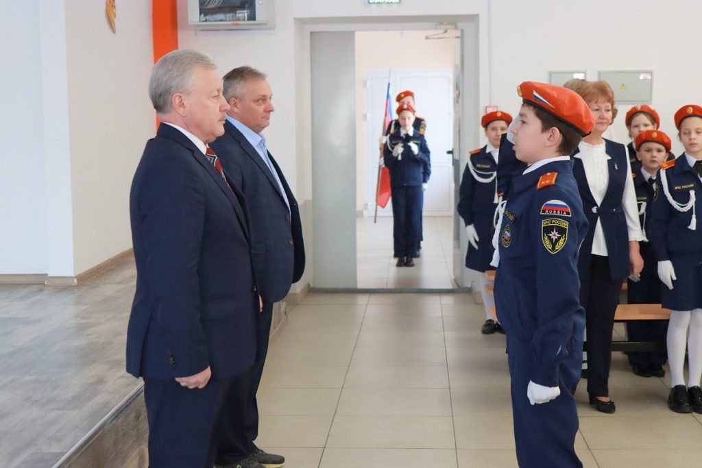 Команду школы №15, занявшую 1 место на Всероссийском кадетском форуме «Золотой эполет», поздравил с победой мэр Братска Сергей Серебренников
