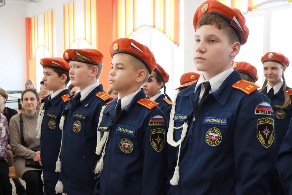 Команду школы №15, занявшую 1 место на Всероссийском кадетском форуме «Золотой эполет», поздравил с победой мэр Братска Сергей Серебренников