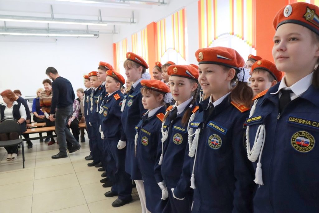 Команду школы №15, занявшую 1 место на Всероссийском кадетском форуме «Золотой эполет», поздравил с победой мэр Братска Сергей Серебренников