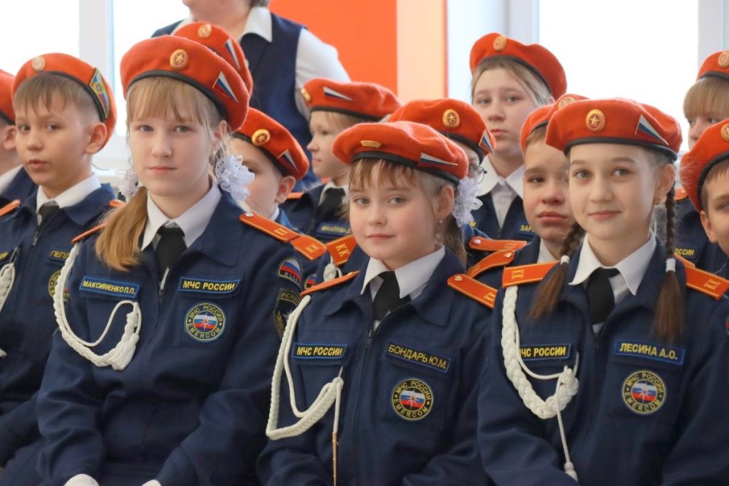 Команду школы №15, занявшую 1 место на Всероссийском кадетском форуме «Золотой эполет», поздравил с победой мэр Братска Сергей Серебренников