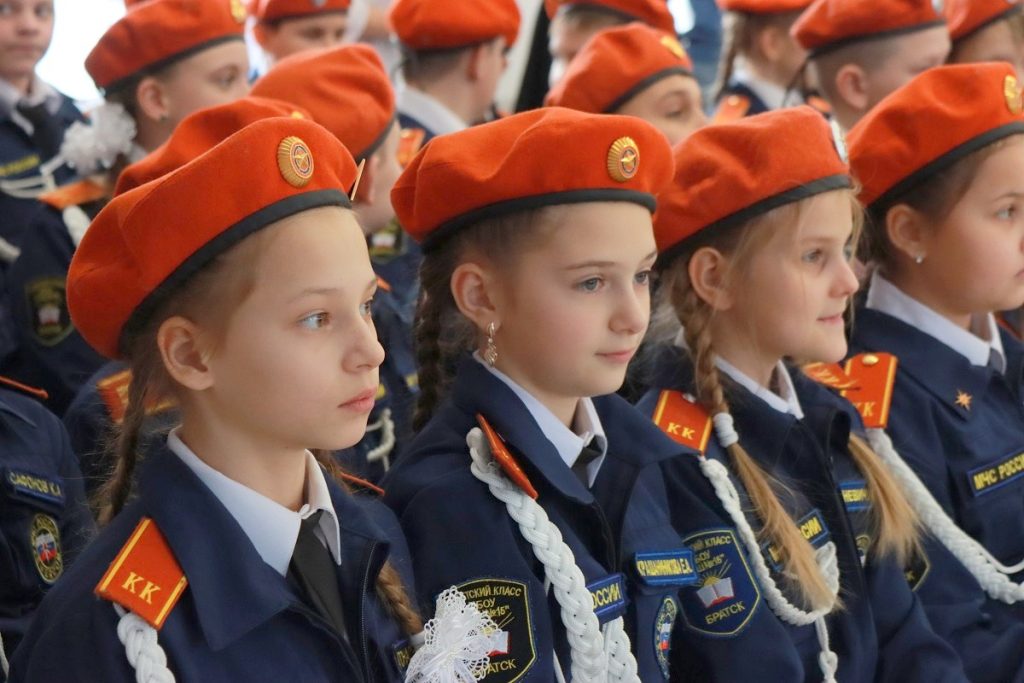 Команду школы №15, занявшую 1 место на Всероссийском кадетском форуме «Золотой эполет», поздравил с победой мэр Братска Сергей Серебренников