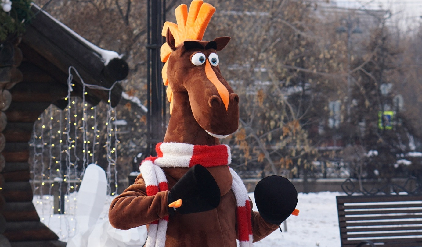 Маскот лошадь в зимнем парке