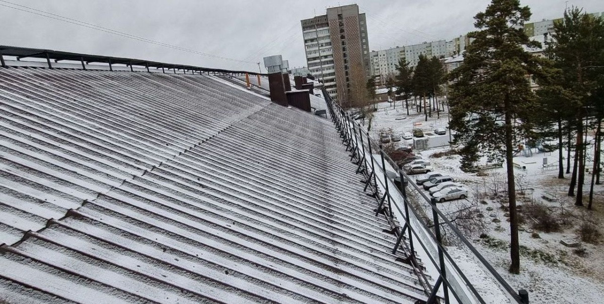 Заснеженная крыша и зимний городской пейзаж